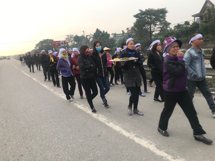 Dòng người đi đưa tiễn nạn nhân.