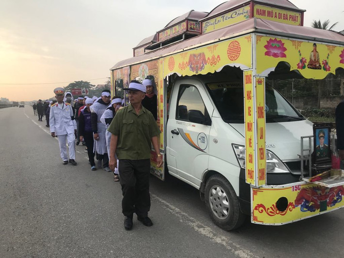 Những đoàn xe tang đưa tiễn nạn nhân về nơi an nghỉ cuối cùng.