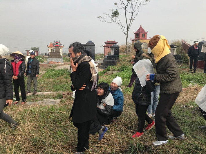 Khi những nắm đất cuối cùng được đắp lên mộ cũng là lúc người thân không kìm được cảm xúc vĩnh viễn tiễn biệt người thân.