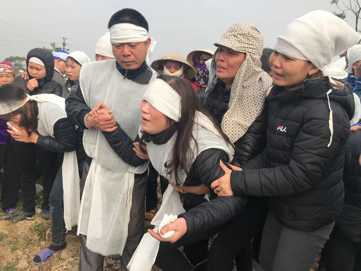 Những giọt nước mắt đau xót của những người thân cùng bà con chòm xóm khiến những ai chứng kiến đều không cầm được lòng.