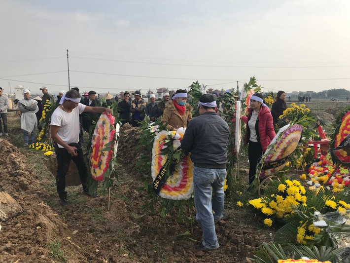 Rất đông người đến chia se đau buồn cùng gia đình nạn nhân.