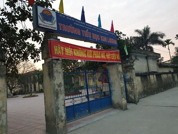 Con đường an toàn dẫn từ nghĩa trang liệt sĩ qua trường tiểu học Kim Lương.