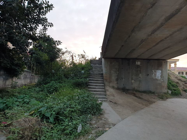 Bậc thang dành cho người đi bộ lên xuống cầu vượt đúng quy định