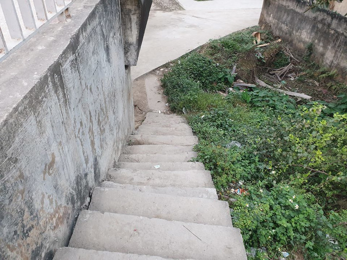 Lối lên từ đường gom lên cầu vượt dành cho người đi bộ.