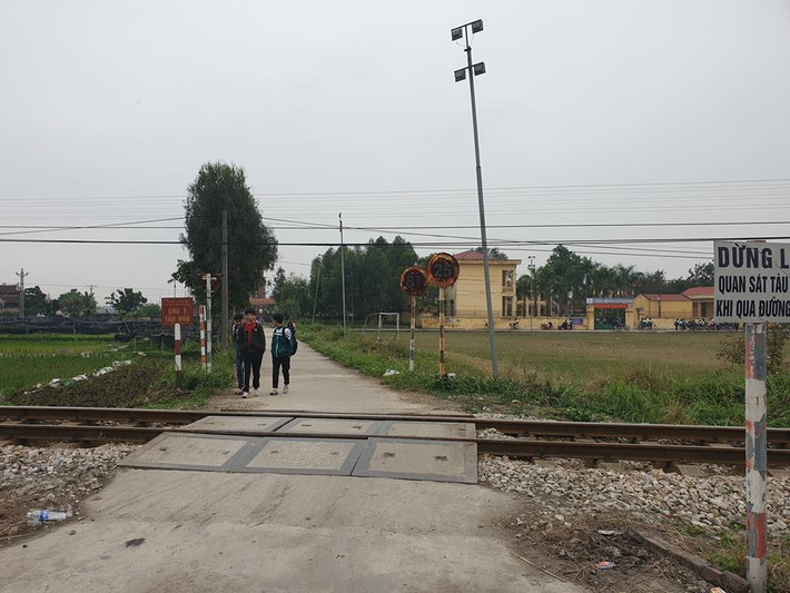 Điểm giao cắt đường sắt mà đoàn lựa chọn đi ra.