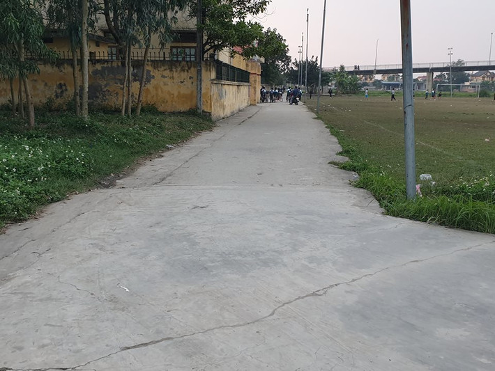 Tại khu vực đường dẫn ngay cổng nghĩa trang liệt sĩ, đoàn người có thể đi con đường này.