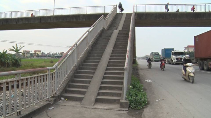 Rồi men ngược theo QL 5 đi lên cầu vượt.