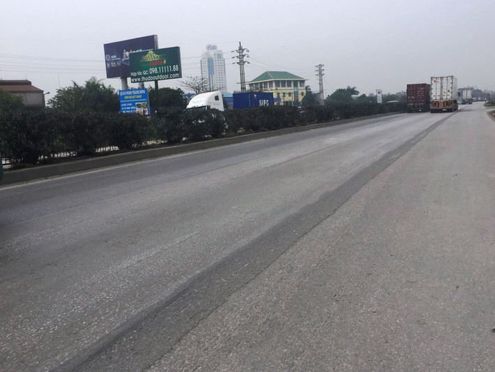 Đường không có vạch phân làn đường nên 3 làn như một.