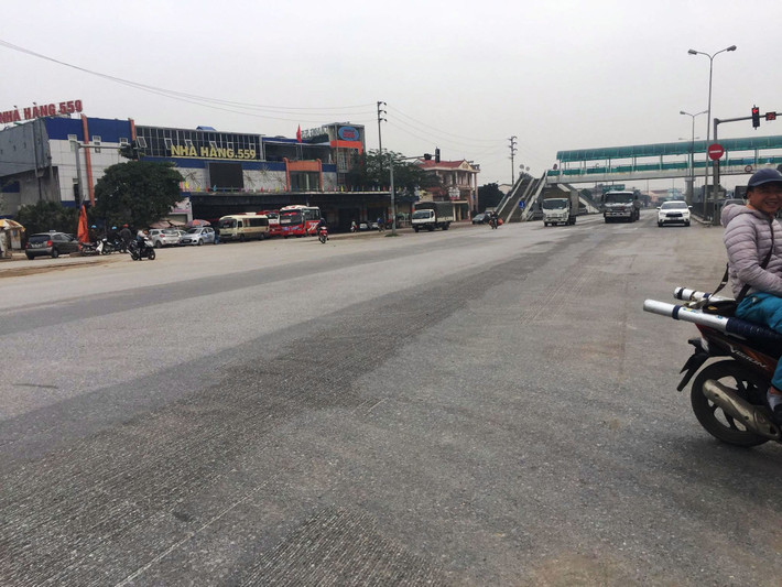 Chất lượng mặt đường thấp tiềm ẩn nguy cơ TNGT rất lớn.