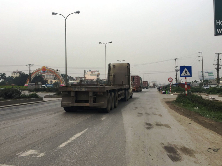 Những bất cập trên tuyến đường 5 là nỗi ám ảnh với người tham gia giao thông. 