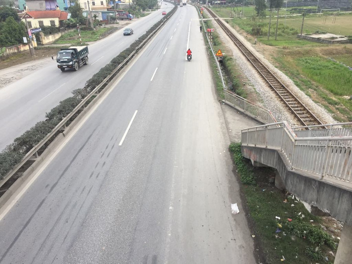 Đáng chú ý, tại cuộc họp báo về vụ tai nạn ở Hải Dương, ông Khuất Việt Hùng, Phó chủ tịch chuyên trách Uỷ ban ATGT quốc gia cho biết, tuyến đường 5 do Tổng Công ty Phát triển hạ tầng và Đầu tư tài chính Việt Nam (Vidifi) quản lý bảo trì. Tại vị trí xảy ra tai nạn, vạch kẻ phân làn giữa xe cơ giới và thô sơ đi bộ rất mờ, có chỗ không nhìn thấy.