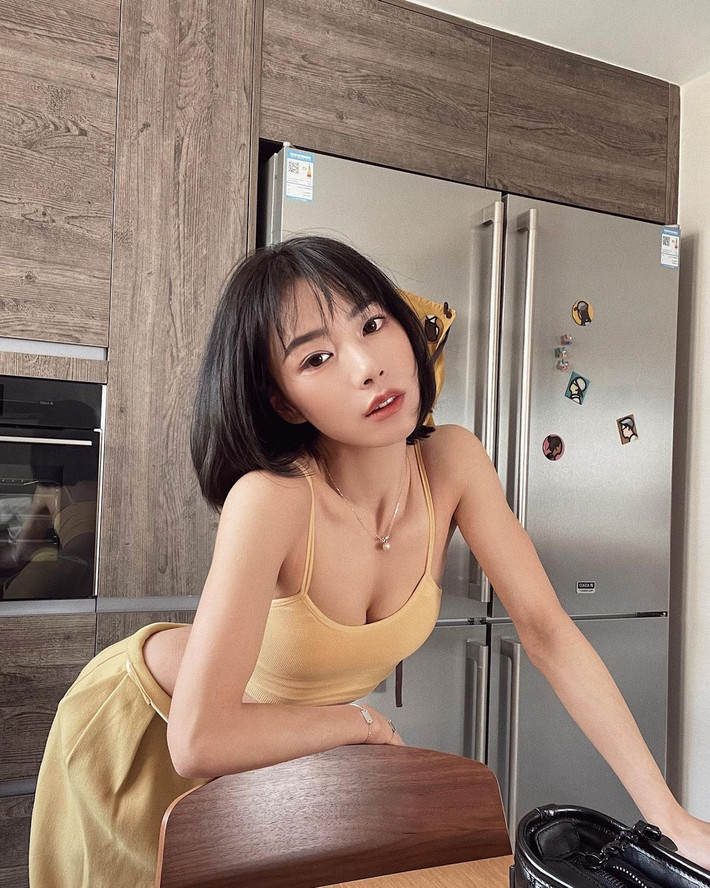 Trần Ương khoe dáng cực đẹp trong set đồ tập màu vàng đất. Cô nàng chính là hình mẫu được nhiều cô gái trẻ hướng đến.