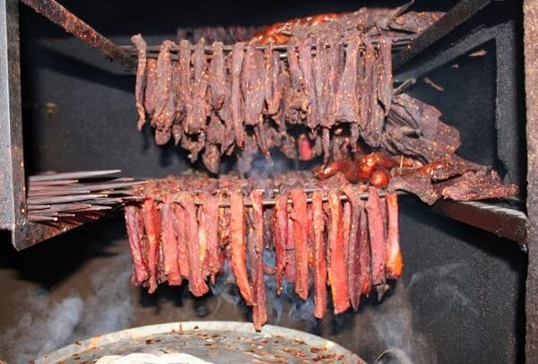 Hơn nữa, các thực phẩm cá, thịt hun khói trong quá trình chế biến để nâng cao khả năng bảo quản và tạo ra hương vị đặc biệt có thể thêm vào một số gia vị đặc biệt, chứa chất gây ung thư benzopyrene.