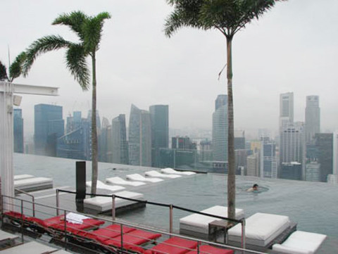 Bể bơi SkyPark chỉ mở cửa cho du khách đến ở tại khách sạn và cung cấp những dịch vụ độc quyền.