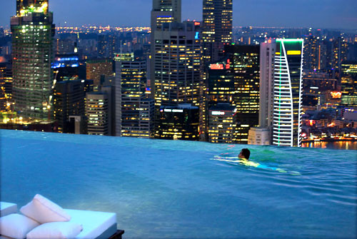 Bể bơi trông có vẻ nguy hiểm khi nằm ở độ cao như vậy.