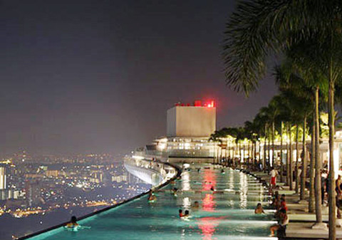 Khách sạn Marina Bay Sands ở Singapore đã mở cửa vào năm 2010 với con số đầu tư khổng lồ 5,7 tỷ USD.