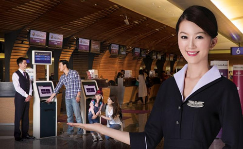 Với đồng phục váy liền màu xanh đen cổ trắng, các nữ tiếp viên trông khá giản dị...