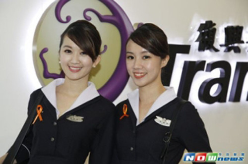 TransAsia Airways được thành lập tháng 5/1951 và là hãng hàng không dân dụng đầu tiên của Đài Loan, chuyên bay tuyến Đài Bắc - Hoa Liên - Đài Đông - Khải Môn. Vụ tai nạn máy bay rơi xuống sông xảy ra ngày 4/2 là sự cố nghiêm trọng thứ 4 trong lịch sử hoạt động hơn 60 năm của TransAsia Airways. Cũng như những hãng khác, dàn tiếp viên hàng không Đài Loan TransAsia được tuyển chọn kỹ càng.