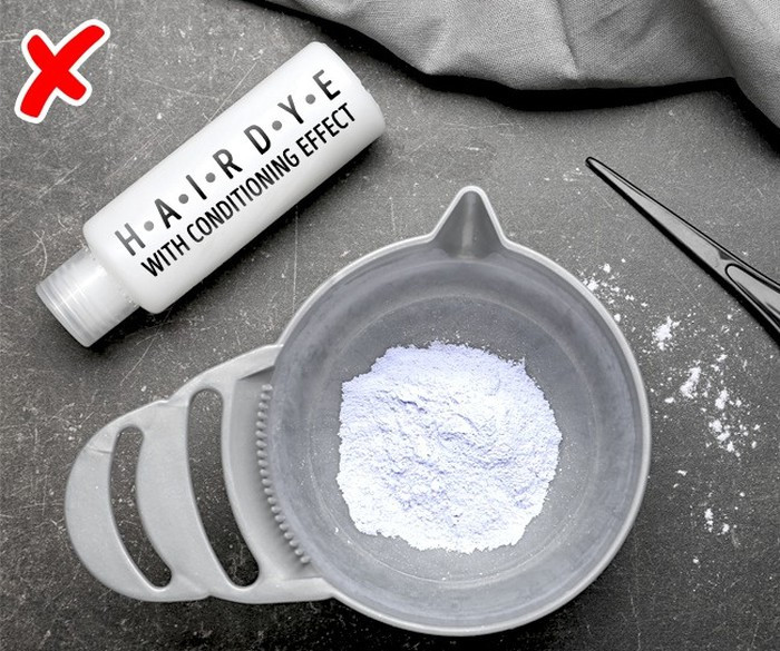 Thuốc nhuộm có tác dụng dưỡng tóc: Quá trình nhuộm tóc luôn gây ảnh hưởng đến cấu trúc tóc. Vì vậy các chất dưỡng có trong thuốc nhuộm cũng chẳng thể ngăn chặn quá trình này. Đó là lý do tại sao bất kỳ chất dưỡng tóc nào cũng chỉ là một cách tiếp thị.