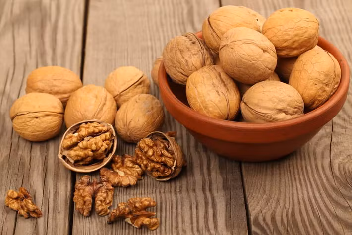 Quả óc chó: Viện nghiên cứu dinh dưỡng trường đại học Loma Linda (Los Angeles, Hoa Kỳ) sau khi nghiên cứu thực nghiệm trên người đã kết luận rằng những người ăn quả óc chó thường xuyên sẽ không bị tăng cân và mức cholesterol trong máu được cải thiện một cách rõ rệt.