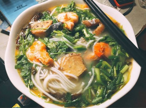 Cháo bánh canh gắn bó với người Quảng Bình như thức ăn không thể thiếu vào buổi sáng và nó trở thành món ngon lạ với du khách khi tới đây. Cháo bánh canh được làm từ sợi mì được làm khá thô sơ (nhào mịn, cán mỏng và cắt sợi theo cách thủ công) nên sợi to và dày chứ không mềm, mỏng như bánh phở.