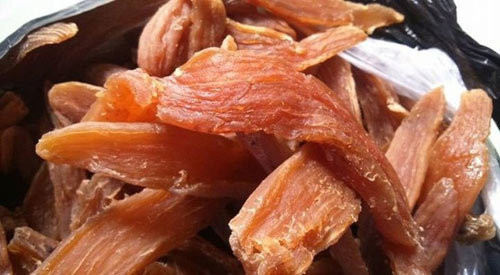 Khoai deo: Món khoai deo - đặc sản dân dã của Quảng Bình được rất nhiều người yêu thích khi tới du lịch Phong Nha - Kẻ Bàng, thăm mộ Đại Tướng Võ Nguyên Giáp...Khoai dẻo mềm cùng vị ngọt nhẹ rất ngon miệng.