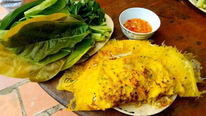 Bánh xèo Cao Lãnh: Làng bánh xèo Cao Lãnh (Đồng Tháp) với trên chục quán nằm dọc theo sông Cái Sao Thượng thuộc đường Lê Duẩn, phường Mỹ Phú, TP.Cao Lãnh với lịch sử hơn 15 năm tồn tại. Để bánh vừa giòn vừa dai, thơm vị dừa mà không quá béo, gia vị được pha khéo vô cùng đủ vị.