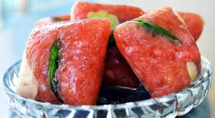 Nem Lai Vung: Một chiếc nem ngon phải đủ 8 phần thịt, 2 phần bì. Thịt lợn ngon, đem vào cuối giã nhuyễn, còn da heo thì thái mỏng. Sau đó, người ta sẽ trộn cả thịt, da, tới tiêu ớt và lót lá vông và bên ngoài dùng lá chuối tươi gói từ 3-4 ngày cho lên men mới ăn được.