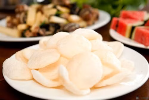 Bánh phồng tôm Sa Giang là một đặc sản hấp dẫn không chỉ trong và ngoài nước đều biết đến. Món này được làm từ bột, thịt tôm xay nhuyễn thêm một ít hạt tiêu giã nhỏ. Bánh phồng tôm Sa Giang dai, giòn, xốp.