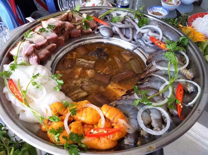 Lẩu mắm: Không phải tự nhiên mà món ăn nghe có vẻ vô cùng dân dã này lại được ưu ái đến vậy. Mùi thơm đặc trưng của mắm cùng hàng chục loại rau vô cùng phong phú sẽ đem tới những trải nghiệm hương vị vô cùng lạ miệng và độc đáo.