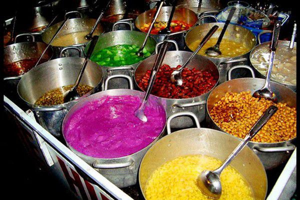 Chè hẻm Huế: Không ai biết chè hẻm có ở Huế từ bao giờ mà chỉ biết gọi là thế, bởi nó thường nằm sâu trong các ngõ ngách với rất nhiều loại chè khác nhau. Mỗi loại chè có một hương vị riêng, ngon bổ, tinh tế và cầu kỳ như chính nét đặc trưng của đặc sản xứ Huế.