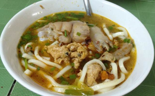 Bánh canh ở Huế mang một hương vị đặc trưng riêng đó là nước lèo có màu đỏ của gạch cua và tôm, không lỏng cũng không quá đặc. Nguyên liệu nấu bánh canh rất đơn giản đó là tôm và thịt heo trộn đều, xay nhỏ và tẩm ướp gia vị.