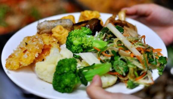 Nấu một bữa tiệc chay còn công phu hơn là tiệc mặn và giá thành không hề thấp nếu làm đúng yêu cầu. Gọi là ăn chay nhưng từ những nguyên liệu đơn giản là rau, đậu, củ, quả, nấm, phù chúc, bánh tráng… người đầu bếp giỏi vẫn chế biến thành những món ăn sang trọng.