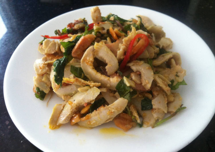 Với hương vị bùi bùi, thơm thơm của trái vả tạo nên hương vị vô cùng hấp dẫn, ăn hoài không ngán. Để tìm một cửa hàng vả trộn Huế không khó bạn có thể tìm thấy tại nhiều quán ăn bình dân trên đường phố ở Huế.