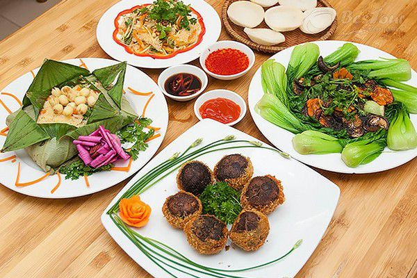 Cơm chay Huế rất đa dạng được làm từ các loại rau củ, nấm và đậu phụ…nhưng lại vô cùng hấp dẫn du khách khi tới Huế. Món này từ lâu đã trở thành nghệ thuật ẩm thực, một đặc sản của Huế.