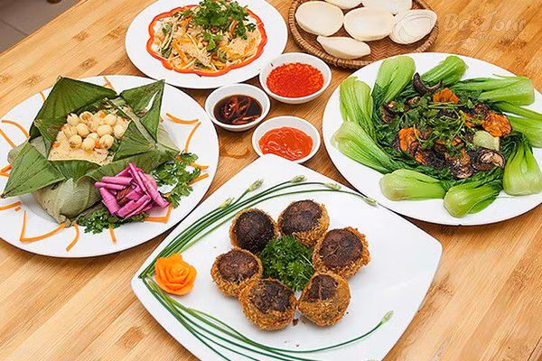 Cơm chay Huế rất đa dạng được làm từ các loại rau củ, nấm và đậu phụ…nhưng lại vô cùng hấp dẫn du khách khi tới Huế. Món này từ lâu đã trở thành nghệ thuật ẩm thực, một đặc sản của Huế.