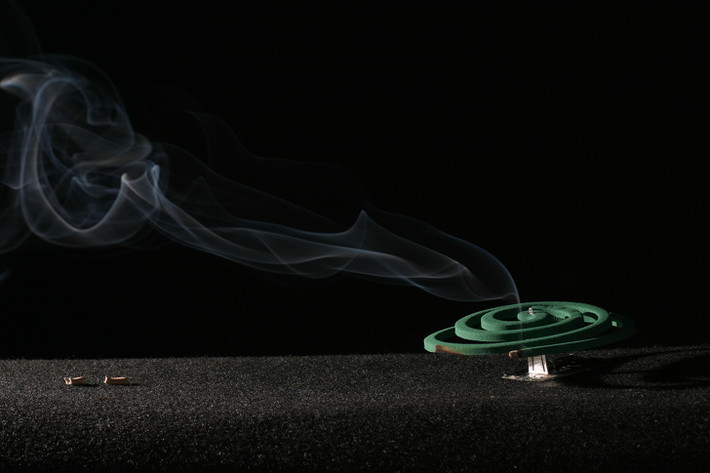 Hương muỗi: Các nhà khoa học đã tính toán và phát hiện ra rằng khói phát ra từ một vòng hương muỗi tương đương với khói của 75-137 điếu thuốc. Lượng này làm cho bất kỳ sinh vật sống nào, kể cả con người, có nguy cơ mắc các bệnh phổi khác nhau.