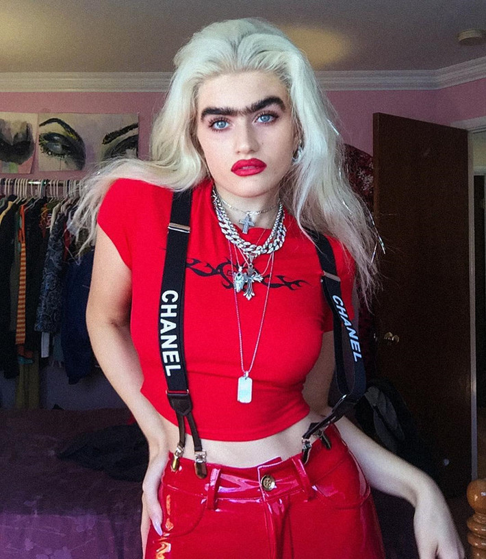 Sophia diện cả "cây đỏ" nổi bật khoe đường cong nóng bỏng của cơ thể.