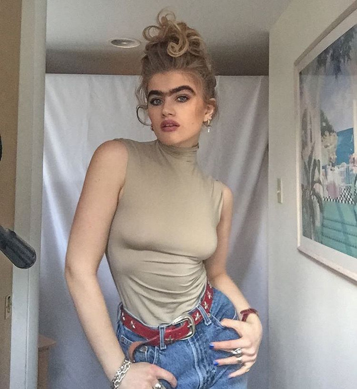 Lông rậm, chứng tỏ đó là một cô gái khỏe mạnh và Sophia hy vọng lông mày sâu róm có thể trở thành một xu hướng làm đẹp được công nhận rộng rãi.