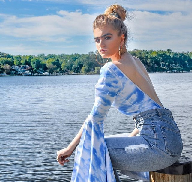 Sophia không ngại diện những kiểu áo khoe lưng trần gợi cảm.