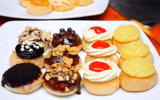 Bánh ngọt: Bạn không nên ăn bánh ngọt vào bữa sáng bởi chúng chứa nhiều đường và các thành phần tạo hương vị sẽ gây thiệt hại nghiêm trọng cho sức khỏe. Trung bình mỗi loại bánh ngọt có khoảng 500 calo, đây là những loại thực phẩm tồi tệ nhất nên loại bỏ cho bữa ăn sáng.