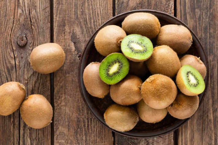 Khoảng hai quả kiwi có chứa tới 168,8 mg vitamin C. Loại siêu trái cây này cũng giàu đồng, kali và serotonin, hormone hạnh phúc giúp cải thiện chất lượng giấc ngủ.