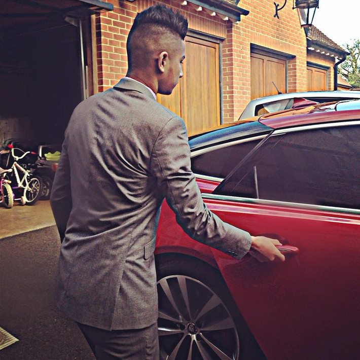 Khi đi sự kiện, anh chàng thường diện suit lịch lãm.