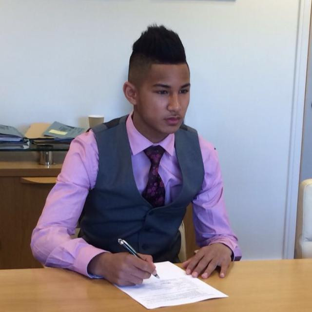 Từ áo sơ mi tới cà vạt, anh đều chọn màu tím.