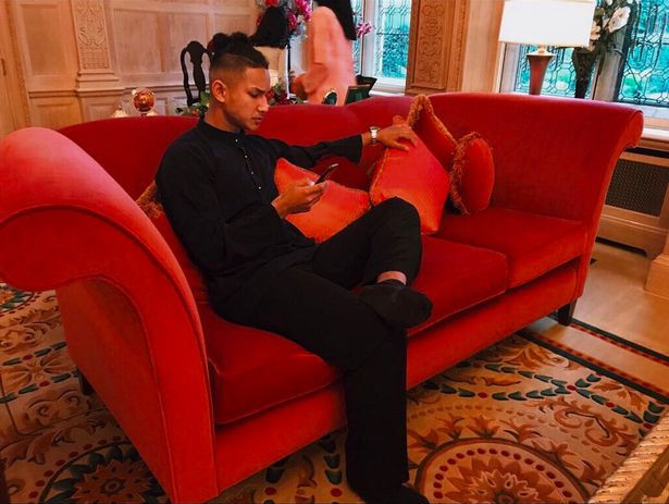 Lúc ở nhà, chàng trai ăn mặc giản dị hơn và trông khá hầm hồ.