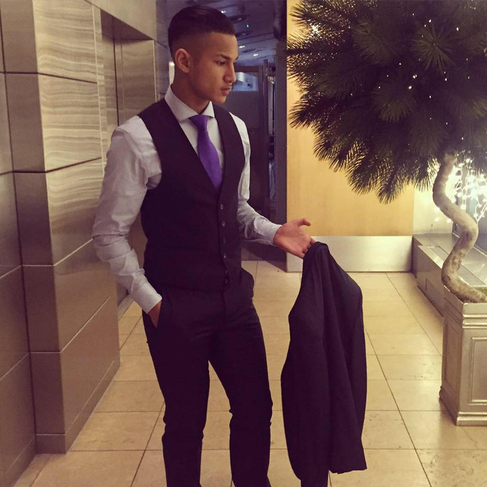 Xuất thân từ gia đình giàu có nên cầu thủ 21 tuổi này có phong cách ăn mặc sành điệu và sang chảnh.