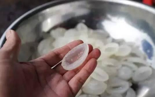 Loại cùi dừa này có chứa các nguyên tố vi lượng như đường, chất béo và protein. Nó có tác dụng tăng lưu thông máu máu, giữ ẩm và làm đẹp cho da.