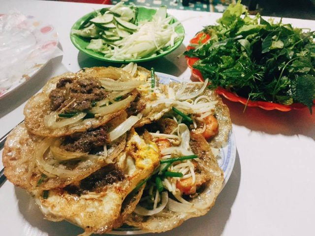 Bạn có thể thưởng thức bánh xèo ở khắp các quán ăn từ vỉa hè cho đến các nhà hàng sang trọng tại Quy Nhơn. Bánh xèo Quy Nhơn thường được cắt miếng vừa ăn, cuốn kèm rau mầm, rau sống cho đỡ ngán trong miếng bánh tráng ướt chấm với nước chấm đậm đà gia vị và ớt.