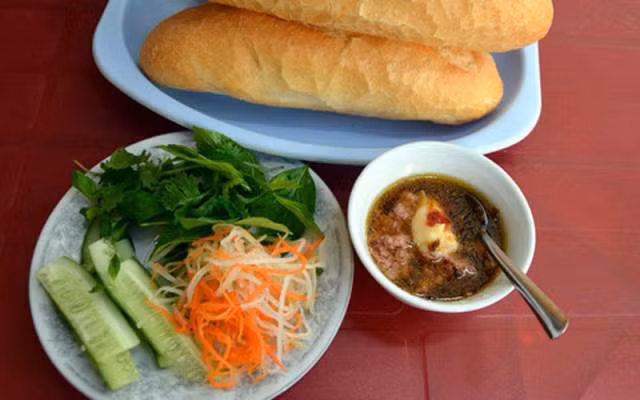 Bánh mì chấm: Một trong những món ăn vỉa hè nổi tiếng ở Quy Nhơn (Bình Định) là bánh mì chấm. Món bánh mì để nguyên ổ, xé từng miếng quết với nước sốt pate trộn với sốt mayonnesaie, bơ và ăn kèm với một ít rau tươi, đồ gỏi chua. Xé miếng bánh mì nóng thơm mùi bột chấm với nước sốt pate béo ngậy, hương vị này đã đi vào tiềm thức của rất nhiều du khách.