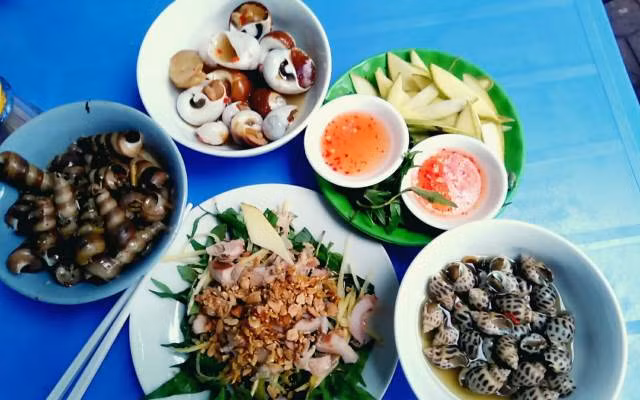 Ốc, xìa, sò: Vì là thành phố biển nên những hải sản của biển như ốc, xìa, xò là không thể bỏ lỡ khi thưởng thức món ngon Quy Nhơn. Những tô ốc luộc nóng hổi, thơm mùi sả,những đĩa ốc trộn dai dai, bát ốc len xào dừa sênh sếnh, béo ngậy vô cùng hấp dẫn.